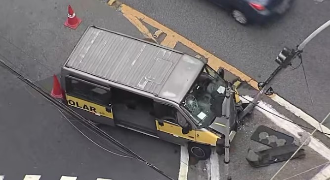 Van escolar atinge semáforo na Avenida Nova Cantareira e deixa dois feridos
