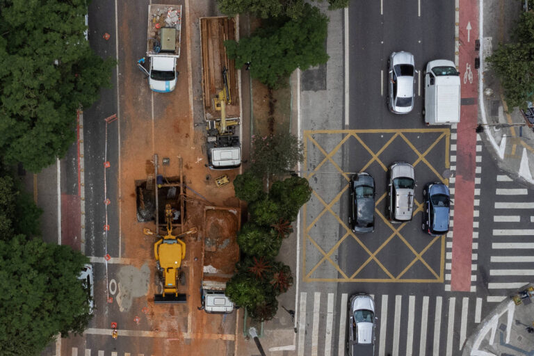 Cratera se abre na rua da Consolação